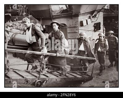 EVAKUIERUNG von DUNKIRK im 2. Weltkrieg Verwundete britische Soldaten, die aus Dunkirk evakuiert wurden, begeben sich am 31. Mai 1940 von einem Zerstörer der Royal Navy in Dover auf die Gangplanke. Zweiter Weltkrieg Stockfoto