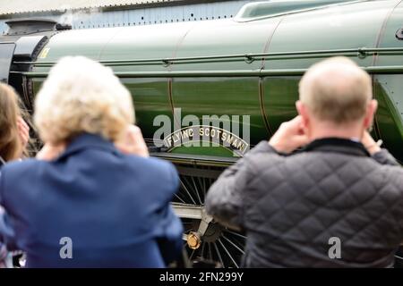 Menschen, die am Bahnhof Salisbury Fotos von der berühmten Dampflokomotive Flying Scotsman machen. 28.05.2016. Stockfoto