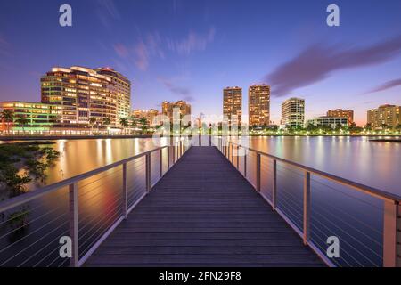 West Palm Beach, Florida, USA Skyline Innenstadt auf den Intracoastal Waterway. Stockfoto