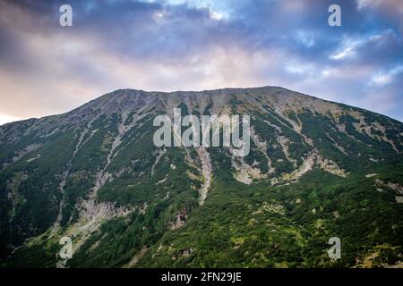 Pfad zwischen Vihren Hütte und dem Vihren Gipfel im Pirin Nationalpark, in der Nähe von Bansko, Bulgarien Stockfoto