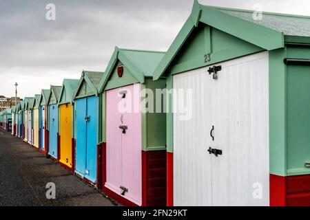 Bunte Strandhütten an der Küste von Hove, Hove, East Sussex, Großbritannien. Stockfoto