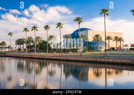 ST. PETERSBURG, Florida - April 6, 2016: Äußere des Salvador Dali Museum. Das Museum beherbergt die größte Sammlung von Dali's Arbeit außerhalb Europas. Stockfoto