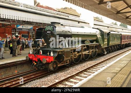 Die berühmte Dampflokomotive Flying Scotsman am Bahnhof Salisbury, während Sie den Cathedrals Express schleppen. 28th Mai 2016. Stockfoto