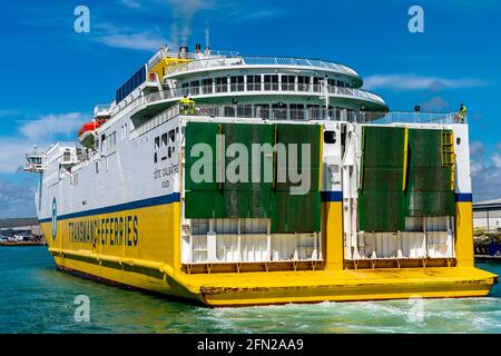 Die Transmanche Newhaven - Dieppe Ferry kommt am Hafen von Newhaven, East Sussex, Großbritannien an. Stockfoto