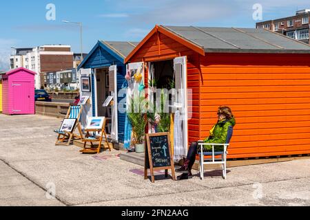 Farbenfrohe Geschäfte in ‘Beach Hut’ an der Küste, Seaford, East Sussex, Großbritannien. Stockfoto