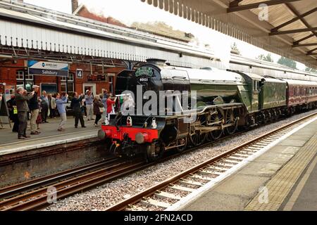 Die berühmte Dampflokomotive Flying Scotsman am Bahnhof Salisbury, während Sie den Cathedrals Express schleppen. 28th Mai 2016. Stockfoto