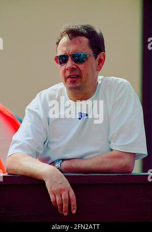 John Cleland auf der thruxton Rennstrecke zwischen den Rennen mit seinem dreifachen Achtshirt während der British Touring Car Championship 1999. Stockfoto