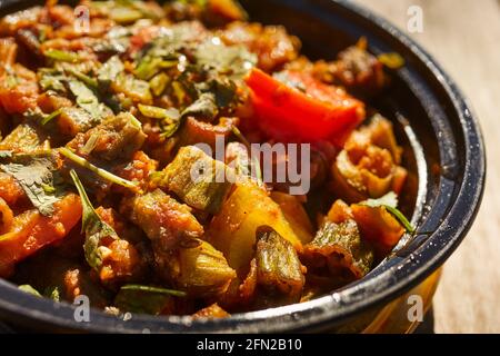 Ein klassisches Bhindi Masala aka Okra-Curry verpackt in einem Kunststoffbehälter zum Mitnehmen Stockfoto