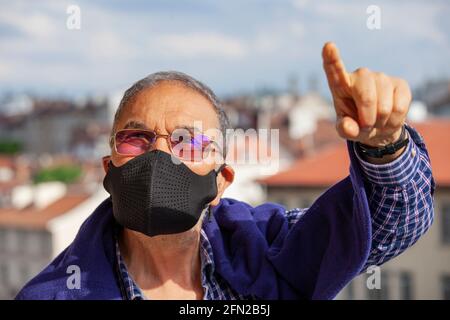 Senior Man Mask Coronavirus Protection Mask Pandemic Pointing Stockfoto
