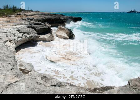 Der Blick auf starke Wellen, die die Küste der Grand Bahama Insel erodieren. Stockfoto