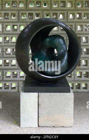 Kugel mit Innenform, von Barbara Hepworth, 1963, Kröller-Müller Museum, Nationalpark Hoge Veluwe, Otterlo, Niederlande, Europa Stockfoto