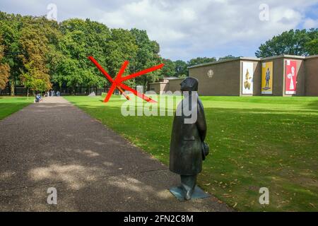 Statue von Monsieur Jacques, von Oswald Wenckebach, 1955, und K-Stück, von Mark di Suvero, 1972, Kroller-Muller Museum, Nationalpark Hoge Veluwe, Otter Stockfoto