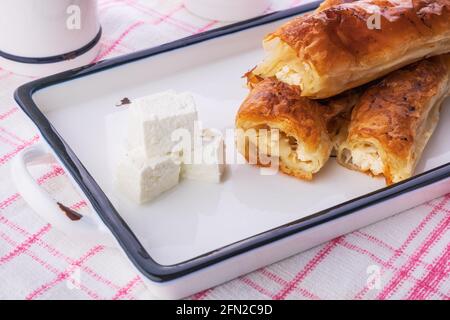 Kleines Mädchen halten ein Stück hausgemachtes gesundes Brot Stockfoto