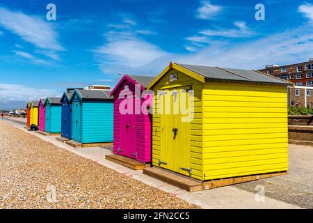 Bunte Strandhütten an der Küste, Seaford, East Sussex, Großbritannien. Stockfoto