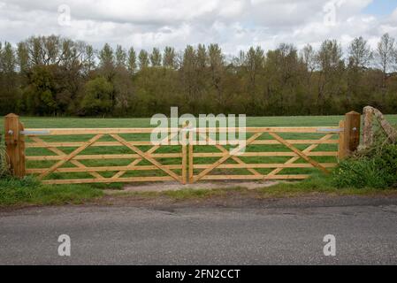 Hampshire, England, Großbritannien. 2021. Doppelte fünf Bar-Tore sichern ein Bauernfeld in Hampshire Countryside, England, Großbritannien Stockfoto