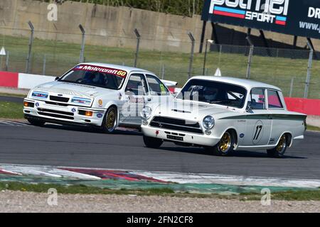 Lotus Cortina gegen Cosworth Sierra, Roy Alderslade, Andrew Jordan, Ford Lotus Cortina, Mark Wright, Dave Coyne, Ford Sierra Cosworth RS500, Historic Tou Stockfoto