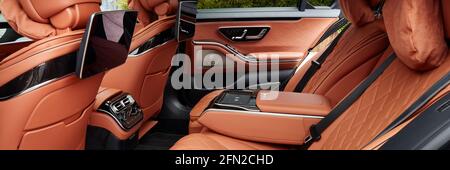 Die Rücksitze der luxuriösen Mercedes S-Klasse in Echtholz und Leder sowie der MBUX Multimedia-Bildschirm. Katowice, Polen - 02.02.2021 Stockfoto