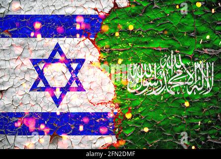 israel und hamas Fahnen bemalten die zerrissene Betonwand und Lava fließt dahinter.israel gegen hamas Krieg. Stockfoto