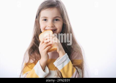 Kleines Mädchen halten ein Stück hausgemachtes gesundes Brot Stockfoto