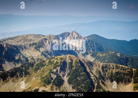 Pfad zwischen Vihren Hütte und dem Vihren Gipfel im Pirin Nationalpark, in der Nähe von Bansko, Bulgarien Stockfoto