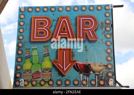 Bar-Schild am Meer Stockfoto