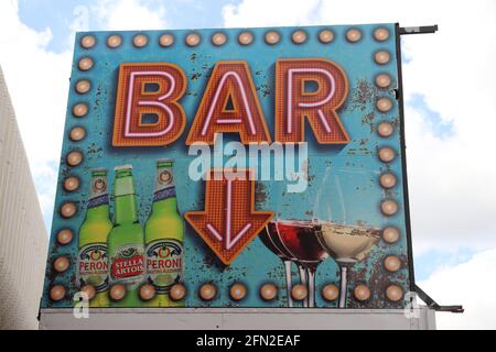 Bar-Schild am Meer Stockfoto