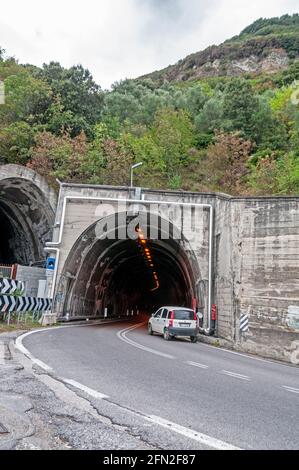 Einer der engen Straßentunnel, der parallel an der bergigen Westseite des Gardasees in Norditalien verläuft. Stockfoto