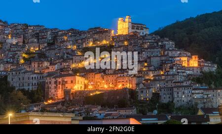 Panoramablick auf Artena bei Nacht, altes ländliches Dorf in der Provinz Rom, Latium, Mittelitalien. Stockfoto