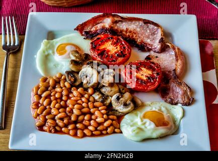Ein herzhaftes englisches Frühstück wird serviert Stockfoto