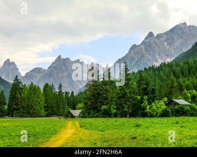 Innichen, Dolomiten im Hintergrund, Provinz Südtirol, Trentino-Südtirol, Italien, Pustertal Stockfoto