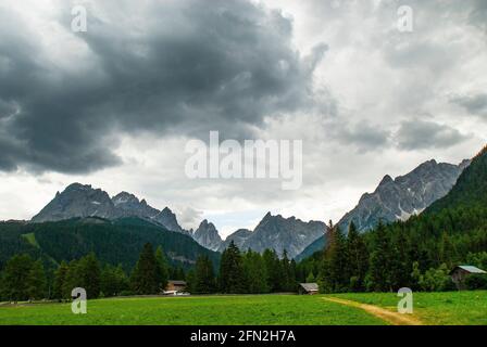 Innichen, Dolomiten im Hintergrund, Provinz Südtirol, Trentino-Südtirol, Italien, Pustertal Stockfoto