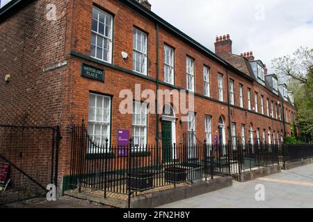 Gebäude der Manchester University Waterloo Place. Reihe von Reihenhäusern 1832 an der Oxford Road. Stockfoto