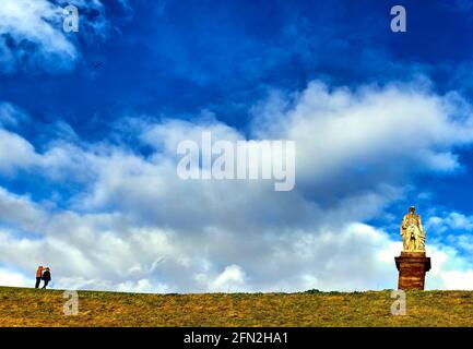 Besucher bewundern die Statue von Admiral lord Collinwood auf dem Ufer des Flusses tyne in tynemouth Stockfoto