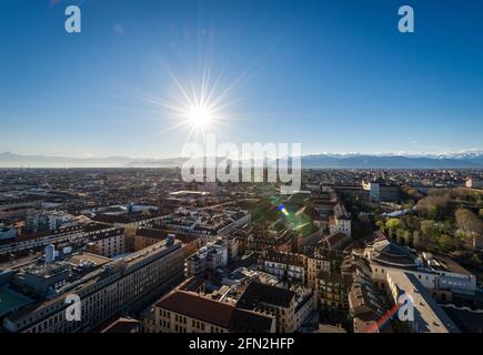 Luftaufnahme der Stadt Turin (Turin) vom Mole Antonelliana mit den italienischen Alpen am Horizont, Piemont (Piemont), Italien, Europa. Stockfoto