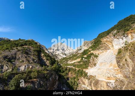 Landschaftsansicht der berühmten weißen Carrara-Marmorsteinbrüche auf den Apuanischen Alpen. Massa und Carrara Provinz, Toskana, Italien, Europa. Stockfoto