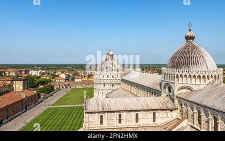 Kathedrale von Pisa (Santa Maria Assunta) und das Baptisterium des Heiligen Johannes, Blick vom Schiefen Turm, Piazza dei Miracoli (Platz der Wunder). Italien. Stockfoto