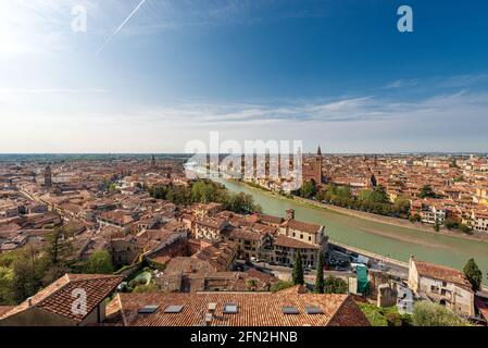 Verona Stadtbild im Sommer vom Hügel aus gesehen mit der Etsch, dem Lamberti-Turm und der Kirche Santa Anastasia. Venetien, Italien, Europa. Stockfoto