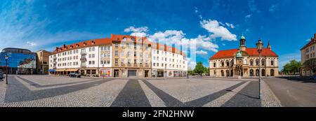 Panoramablick auf das Rathaus, die Goldene Reiterstatue des Magdeburger Reiters und den Alten Markt in Magdeburg bei blauem Himmel und sonnigem Tag, G Stockfoto