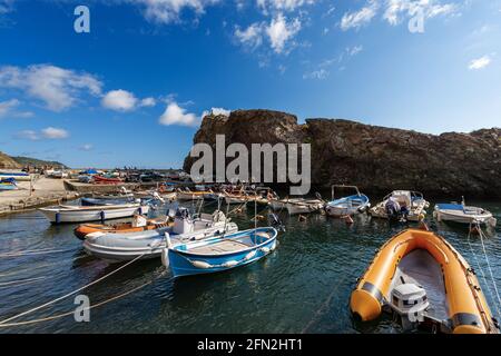 Kleiner Hafen mit vielen Booten in Ligurien, Framura Dorf, Ferienort an der Küste der Provinz La Spezia, Cinque Terre, Italien, Europa festgemacht. Stockfoto