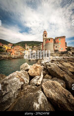 Tellaro Dorf, Ferienort im Golf von La Spezia, Ligurien, Italien, Südeuropa. Kirche von San Giorgio, XVI Jahrhundert. Stockfoto