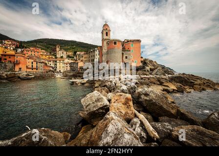 Tellaro Dorf, Ferienort im Golf von La Spezia, Ligurien, Italien, Südeuropa. Kirche von San Giorgio, XVI Jahrhundert. Stockfoto