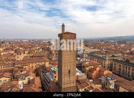 Luftaufnahme von Bologna mit den mittelalterlichen Türmen (Azzoguidi, Garisenda, Asinelli) und der Basilika Santi Bartolomeo e Gaetano (1516), Italien. Stockfoto