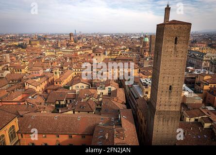 Luftaufnahme von Bologna mit den mittelalterlichen Türmen (Azzoguidi, Garisenda, Asinelli) und der Basilika Santi Bartolomeo e Gaetano (1516), Italien. Stockfoto