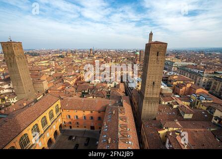 Bologna mit mittelalterlichen Türmen (Azzoguidi, Garisenda, Asinelli, Prendiparte, Guidozagni) und der Basilika Santi Bartolomeo e Gaetano (1516), Italien. Stockfoto