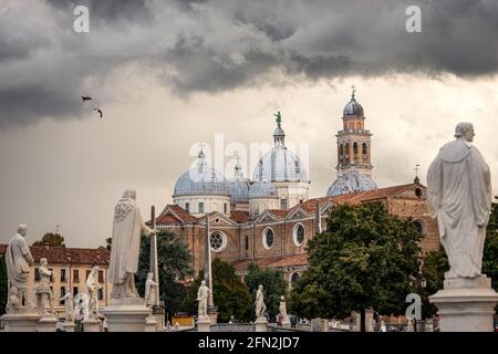 Padua Innenstadt, Basilika und Abtei von Santa Giustina (St. Justina, V-XVII Jahrhundert) und dem Prato della Valle Platz, Venetien, Italien, Europa. Stockfoto