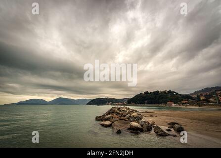 Strand und Meer der Stadt Lerici im Winter, Ferienort im Golf von La Spezia, Ligurien, Italien, Europa. Am Horizont das Dorf San Terenzo. Stockfoto