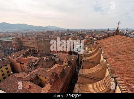 Bologna. Mittelalterlicher Turm (Torre degli Scappi) und der Accursio Palast, vom Glockenturm der Metropolitan Kathedrale von San Pietro aus gesehen. Italien. Stockfoto