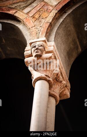 Bologna. Alte Säulen mit Kapitellen in Form eines menschlichen Kopfes, Kreuzgang der Basilika Santo Stefano oder der Sieben Kirchen, Italien. Stockfoto