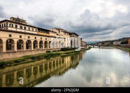 Florenz. Arno von der Ponte Vecchio (Alte Brücke). Links der Vasari-Korridor (Corridoio Vasariano, 1565), Toskana, Italien, Europa. Stockfoto