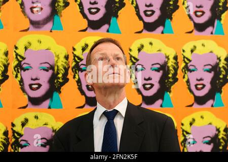 Nichola Serota, Direktor der Tate, steht vor Andy Warhols 'Marilyn Diptych' in der Tate Modern Galerie. Die Galerie hat zum ersten Mal seit ihrer Eröffnung im Jahr 2000 einen Teil ihrer permanenten Sammlung neu aufgehängt, die Arbeiten sind nun nach Schlüsselphasen der Kunstgeschichte des 20. Jahrhunderts organisiert. Tate Modern, London, Großbritannien. 22 Mai 2006 Stockfoto